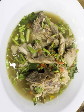 Domuz kaburgalı sıcak ve baharatlı çorba.