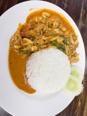 Kızarmış midyeleri fırında acı biber ezmesiyle karıştır, stok fotoğrafı.