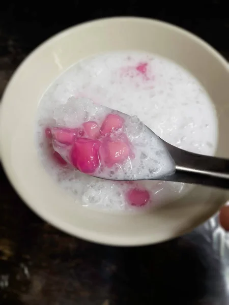 泰国米粉甜点与椰奶和糖浆冰碗 库存照片 — 图库照片