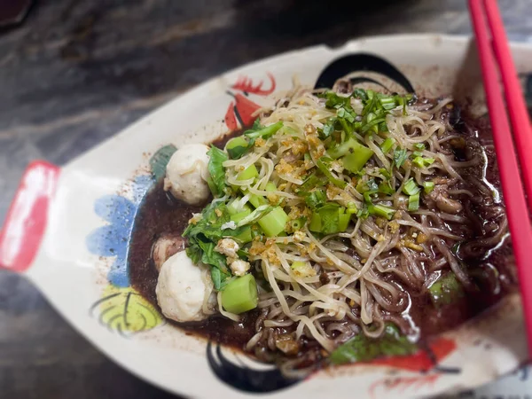 泰国米粉配上猪血汤 鱼肉照片 — 图库照片