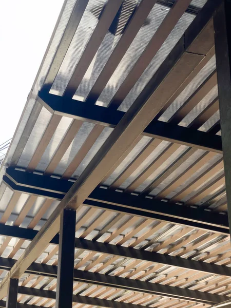 ガレージのための金属板屋根と黒鋼フレーム ストックフォト — ストック写真