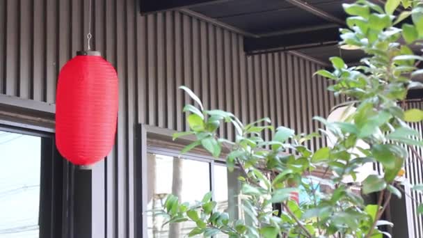 Sebuah Lampu Kertas Merah Cina Depan Restoran Rekaman Stok — Stok Video