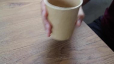 Kahve dükkanındaki ahşap sehpanın üzerinde sade kahve.