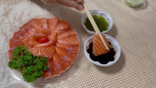 Diiris Mentah Segar Sashimi Salmon Disajikan Set Pengiriman Rekaman Saham — Stok Video