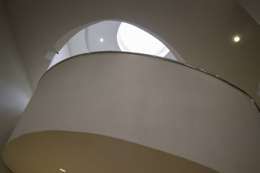 Modaya uygun beyaz ve yeşil oda, stok fotoğrafı.