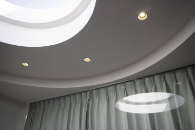 Modaya uygun beyaz ve yeşil oda, stok fotoğrafı.