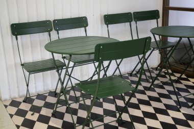 Modaya uygun beyaz ve yeşil oda, stok fotoğrafı.