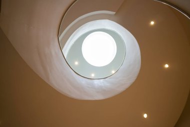 Modaya uygun beyaz ve yeşil oda, stok fotoğrafı.