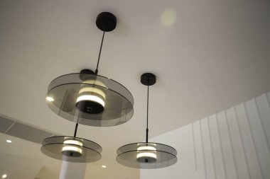 Modaya uygun beyaz ve yeşil oda, stok fotoğrafı.