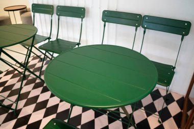 Modaya uygun beyaz ve yeşil oda, stok fotoğrafı.