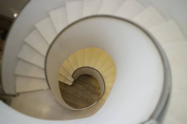 Modaya uygun beyaz ve yeşil oda, stok fotoğrafı.