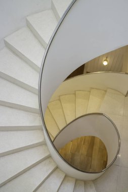 Modaya uygun beyaz ve yeşil oda, stok fotoğrafı.