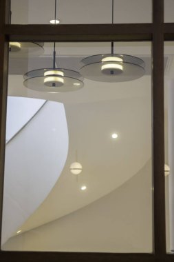 Modaya uygun beyaz ve yeşil oda, stok fotoğrafı.