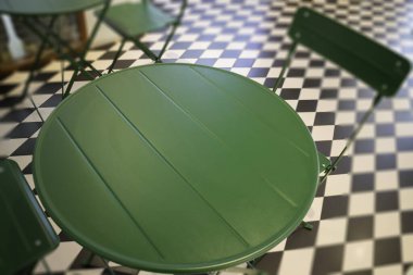 Modaya uygun beyaz ve yeşil oda, stok fotoğrafı.