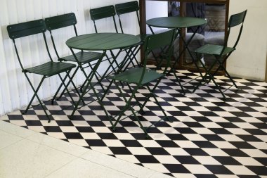 Modaya uygun beyaz ve yeşil oda, stok fotoğrafı.