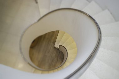 Modaya uygun beyaz ve yeşil oda, stok fotoğrafı.