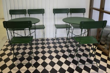 Modaya uygun beyaz ve yeşil oda, stok fotoğrafı.