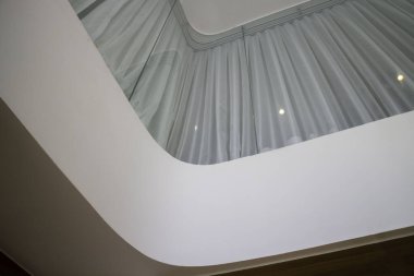 Modaya uygun beyaz ve yeşil oda, stok fotoğrafı.