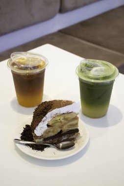 Kafe restoranında muzlu muzlu ve kremalı muzlu kek, stok fotoğrafı.