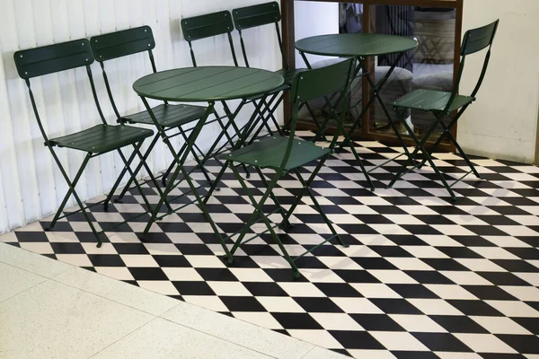 Modaya uygun beyaz ve yeşil oda, stok fotoğrafı.