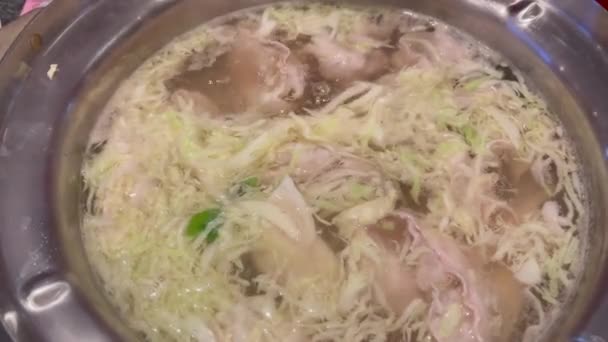 Matlagning Mat Varm Kruka För Att Göra Sukiyaki Eller Shabu — Stockvideo