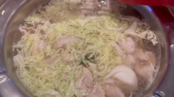 Μαγείρεμα Τροφίμων Ένα Ζεστό Κατσαρόλα Για Κάνει Ένα Sukiyaki Shabu — Αρχείο Βίντεο
