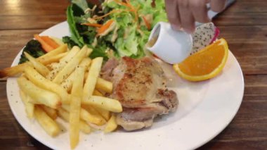 Sebzeli ve soslu domuz pirzolası.