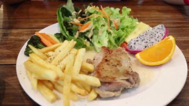 Sebzeli ve soslu domuz pirzolası.