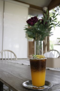 Buzlu americano sade kahve karışımı portakal suyu, stok fotoğrafı.