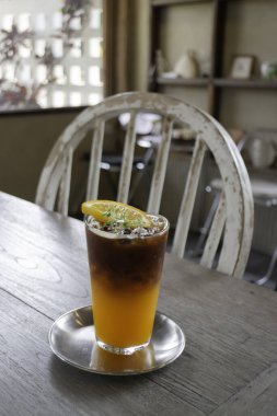 Buzlu americano sade kahve karışımı portakal suyu, stok fotoğrafı.