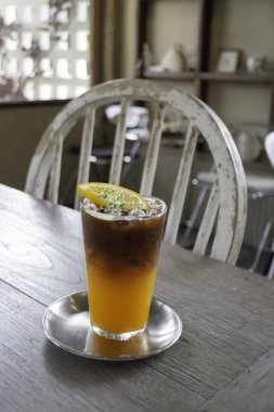 Buzlu americano sade kahve karışımı portakal suyu, stok fotoğrafı.