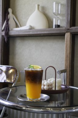 Buzlu americano sade kahve karışımı portakal suyu, stok fotoğrafı.