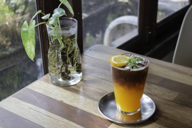 Buzlu americano sade kahve karışımı portakal suyu, stok fotoğrafı.