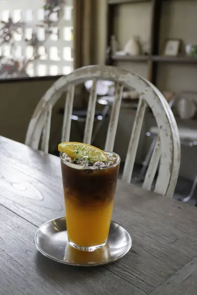 Buzlu americano sade kahve karışımı portakal suyu, stok fotoğrafı.