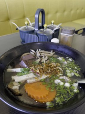 Lezzetli geleneksel Vietnam şehriyesi çorbası, stok fotoğrafı.