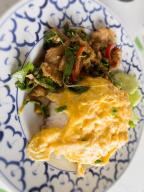 Baharatlı Tayland fesleğeni, domuz ve yumurta, stok fotoğrafı.