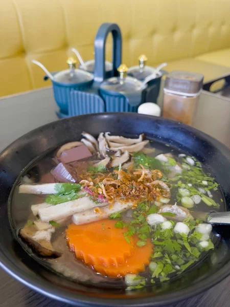 Lezzetli geleneksel Vietnam şehriyesi çorbası, stok fotoğrafı.