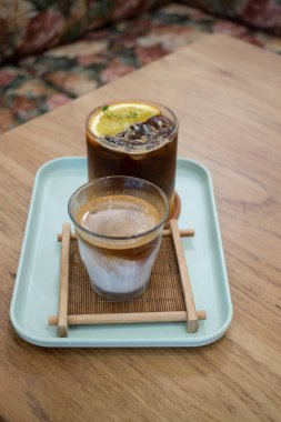 Kahve zamanı, masada kirli kahve bardağı, resimli.