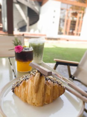 Tek çikolatalı kruvasan ve buzlu içecek.