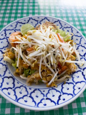 Tayland yemekleri, Tayland yemeği, kızarmış erişte, tofu, stok fotoğrafı.