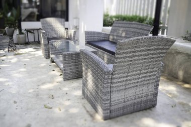 Kahve kafesinde bahçe koltukları, rahatlama konsepti, fotoğraf.