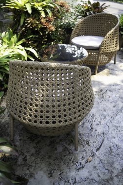 Kahve kafesinde bahçe koltukları, rahatlama konsepti, fotoğraf.