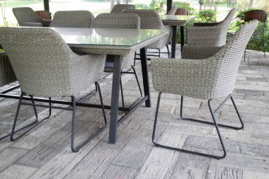 Kahve kafesinde bahçe koltukları, rahatlama konsepti, fotoğraf.