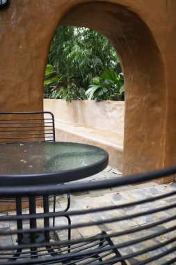 Tablolar, sandalyeler, stok fotoğrafları olan bir kafe terası.