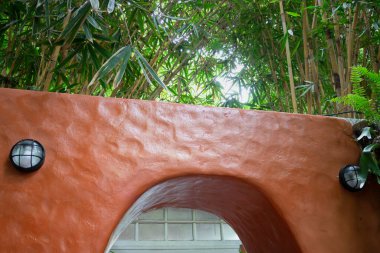 Tablolar, sandalyeler, stok fotoğrafları olan bir kafe terası.