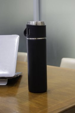 Sıcak veya soğuk su şişesinin korunması için termos, stok fotoğrafı.