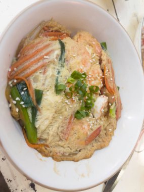 Kızarmış domuz pirzolası (tonkatsu), haşlanmış pirinçli yumurta, stok fotoğrafı.