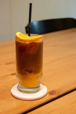 Buzlu koyu kahve, portakal suyu, stok fotoğrafı.