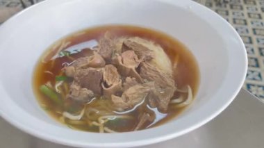 Tayland usulü domuz etli erişte ve domuz köftesi.