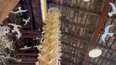 Eski kulübede asılı duran el yapımı kağıt, stok görüntüler.